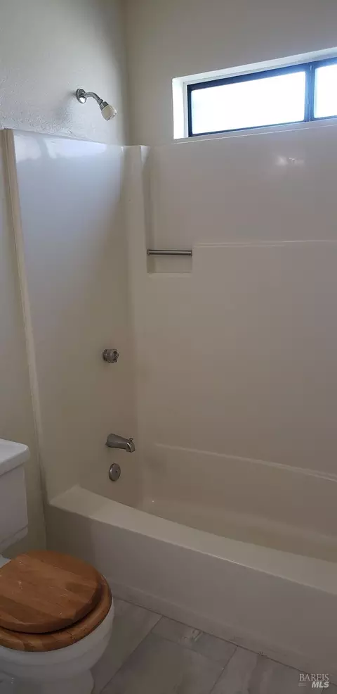Bath - 224 Courtyards E, Windsor, CA 95492 photo 3 of 3