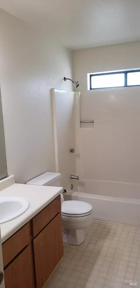 Bath - 224 Courtyards E, Windsor, CA 95492 photo 1 of 3