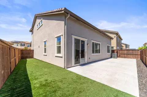 Exterior - 1409 Spur Ln, Fairfield, CA 94533 photo 4 of 6