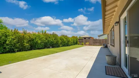 Exterior - 640 Heirloom Ct, Dixon, CA 95620 photo 4 of 11