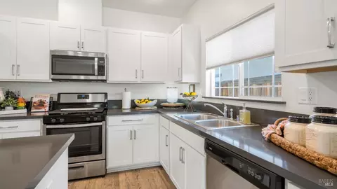 Kitchen - 640 Heirloom Ct, Dixon, CA 95620 photo 4 of 5