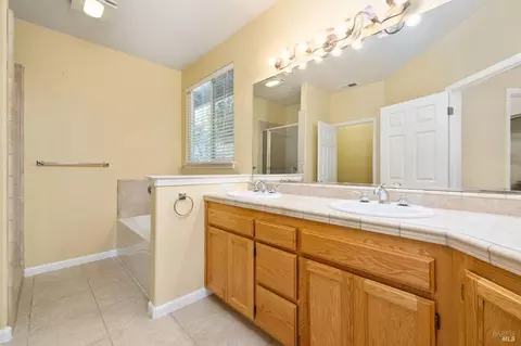 Bath - 520 Morgan Woods Ct, Windsor, CA 95492 photo 2 of 3