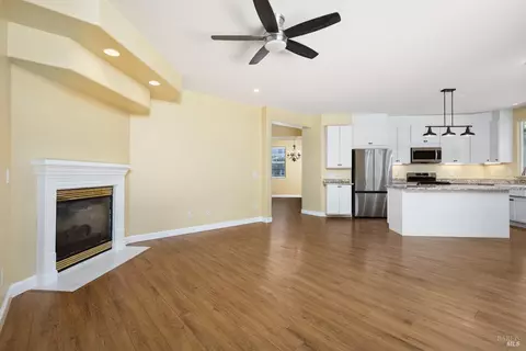 Living - 520 Morgan Woods Ct, Windsor, CA 95492 photo 3 of 3