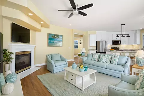 Living - 520 Morgan Woods Ct, Windsor, CA 95492 photo 2 of 3
