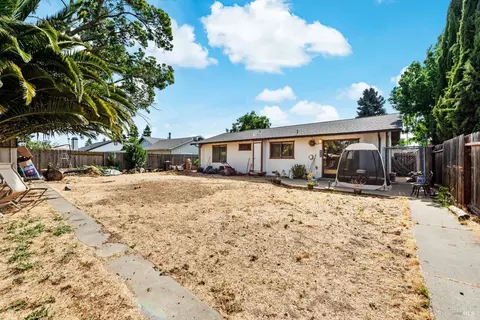 Exterior - 320 Serrano Ct, Fairfield, CA 94533 photo 6 of 8