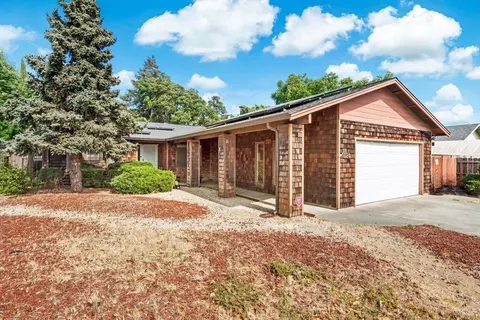 Exterior - 320 Serrano Ct, Fairfield, CA 94533 photo 4 of 8