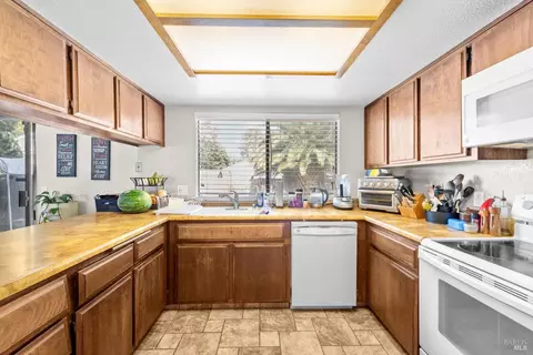 Kitchen - 320 Serrano Ct, Fairfield, CA 94533 photo 2 of 4