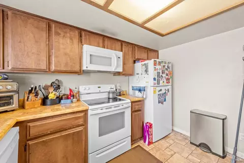 Kitchen - 320 Serrano Ct, Fairfield, CA 94533 photo 3 of 4