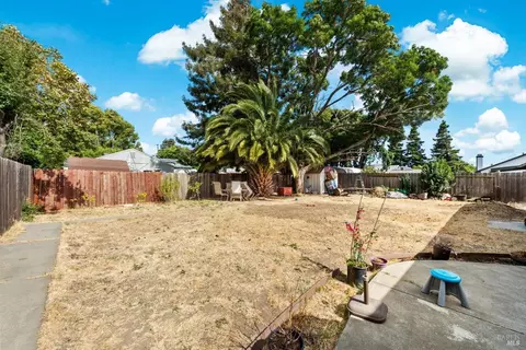 Exterior - 320 Serrano Ct, Fairfield, CA 94533 photo 5 of 8