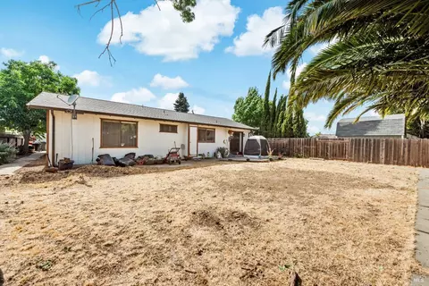 Exterior - 320 Serrano Ct, Fairfield, CA 94533 photo 7 of 8