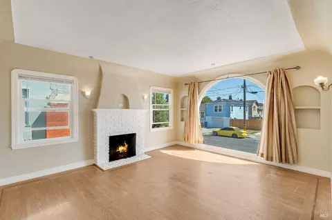 Living - 615 Central Ave, Vallejo, CA 94590 photo 2 of 4
