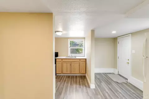 Entry Way - 615 Central Ave, Vallejo, CA 94590 photo 6 of 8