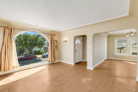 Living - 615 Central Ave, Vallejo, CA 94590 photo 3 of 4