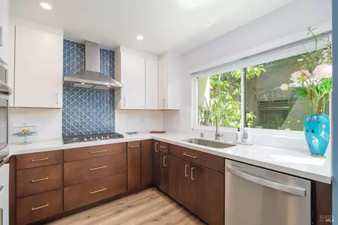 86 Sequoia Glen Ln, Novato, CA 94947