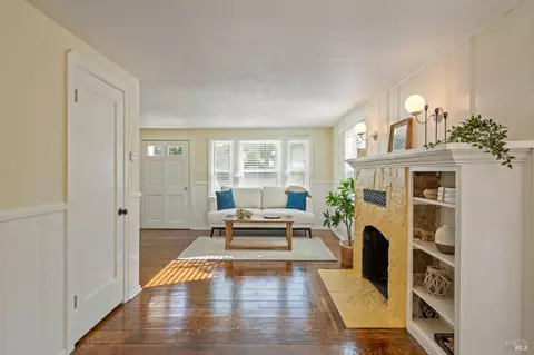 Living - 855 Benicia Rd, Vallejo, CA 94591 photo 4 of 6