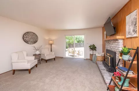 Living - 1007 Sunset Rd, Napa, CA 94558 photo 2 of 4