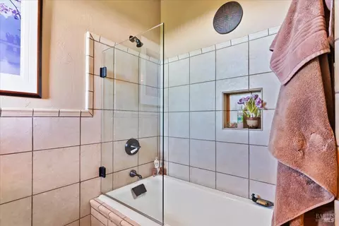 Bath - 117 Raines Ct, Vallejo, CA 94591 photo 3 of 3