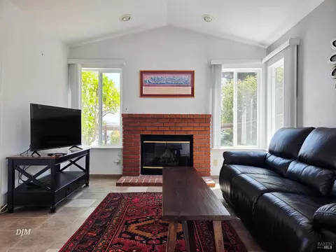 Living - 254 Clearview Dr, Vallejo, CA 94591 photo 4 of 5