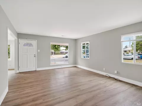 Living - 1066 Caldwell Ave, Vallejo, CA 94591 photo 2 of 4