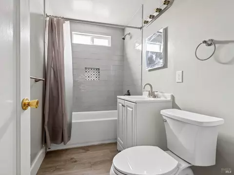 Bath - 1066 Caldwell Ave, Vallejo, CA 94591 photo 4 of 4