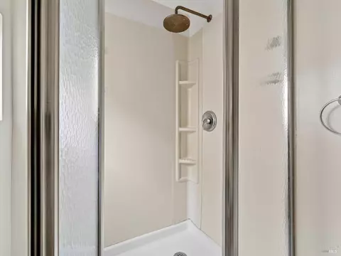 Bath - 1066 Caldwell Ave, Vallejo, CA 94591 photo 2 of 4