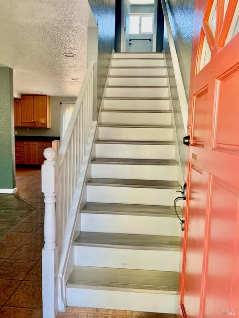 Entry Way - 401 E Alaska Ave, Fairfield, CA 94533 photo 3 of 5