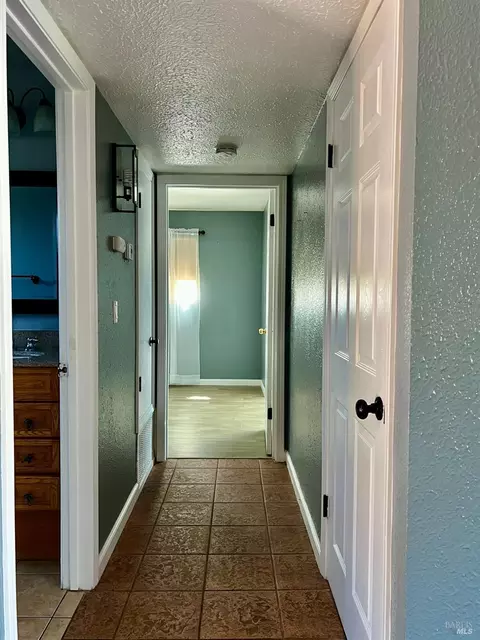 Entry Way - 401 E Alaska Ave, Fairfield, CA 94533 photo 2 of 5