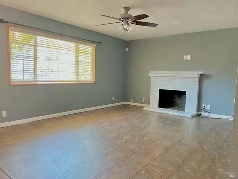 Living - 401 E Alaska Ave, Fairfield, CA 94533 photo 5 of 7