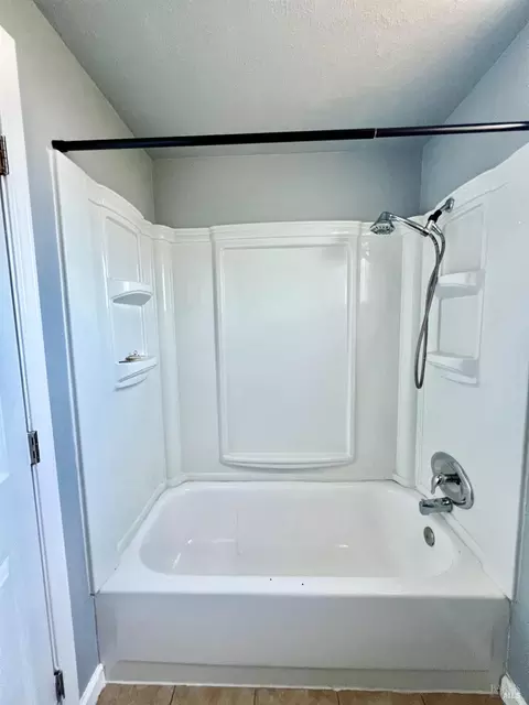 Bath - 401 E Alaska Ave, Fairfield, CA 94533 photo 3 of 3
