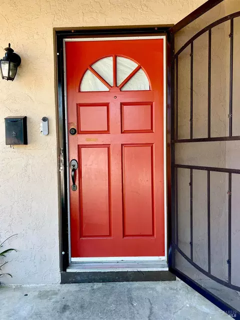 Entry Way - 401 E Alaska Ave, Fairfield, CA 94533 photo 1 of 5