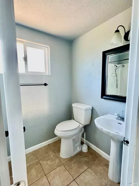 Bath - 401 E Alaska Ave, Fairfield, CA 94533 photo 2 of 3