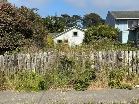 752 Stewart St #1/2, Fort Bragg, CA 95437