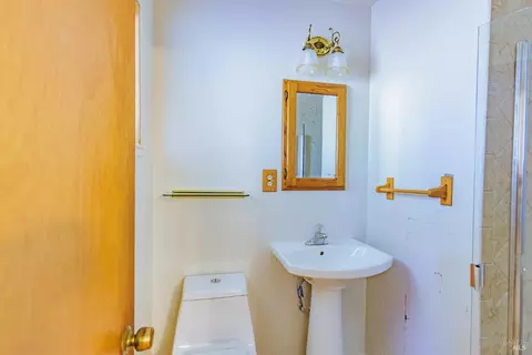 Bath - 324 Lamont Ct, Vallejo, CA 94591 photo 4 of 5