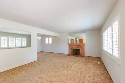 Living - 324 Lamont Ct, Vallejo, CA 94591 photo 2 of 8