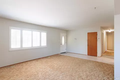 Living - 324 Lamont Ct, Vallejo, CA 94591 photo 3 of 8