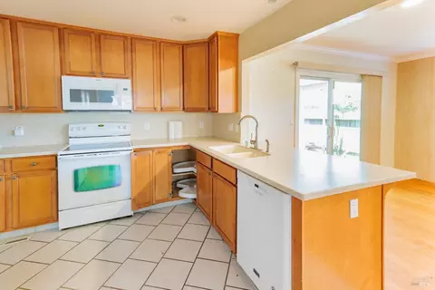 Kitchen - 324 Lamont Ct, Vallejo, CA 94591 photo 5 of 6