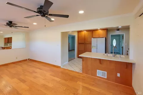 Living - 324 Lamont Ct, Vallejo, CA 94591 photo 7 of 8