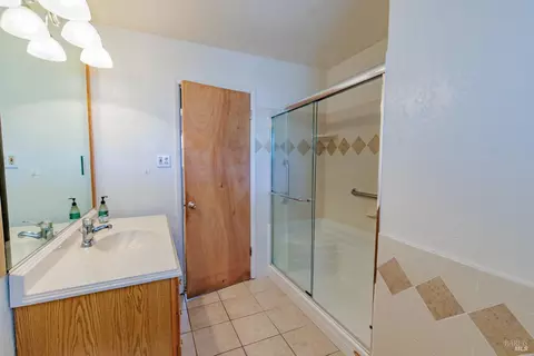 Bath - 324 Lamont Ct, Vallejo, CA 94591 photo 2 of 5