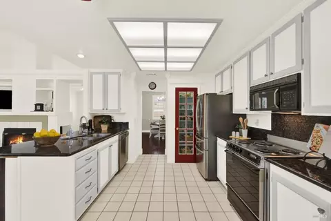 Kitchen - 601 Fox Pointe Rd, Vacaville, CA 95687 photo 6 of 13