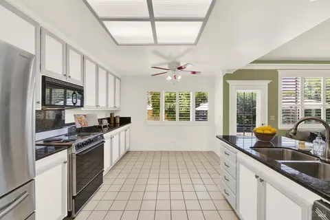 Kitchen - 601 Fox Pointe Rd, Vacaville, CA 95687 photo 9 of 13