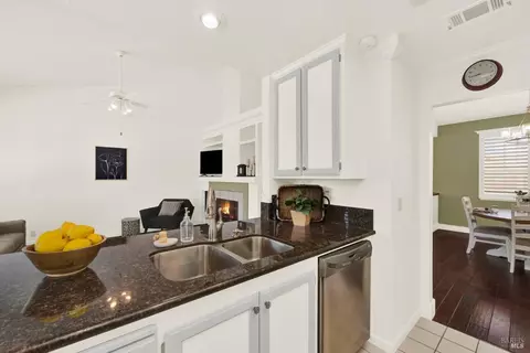 Kitchen - 601 Fox Pointe Rd, Vacaville, CA 95687 photo 12 of 13