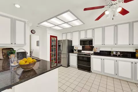 Kitchen - 601 Fox Pointe Rd, Vacaville, CA 95687 photo 4 of 13