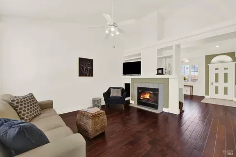 Living - 601 Fox Pointe Rd, Vacaville, CA 95687 photo 1 of 2