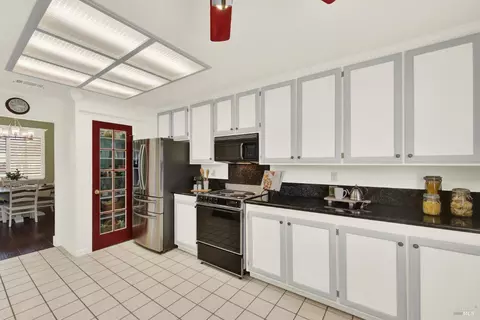 Kitchen - 601 Fox Pointe Rd, Vacaville, CA 95687 photo 5 of 13