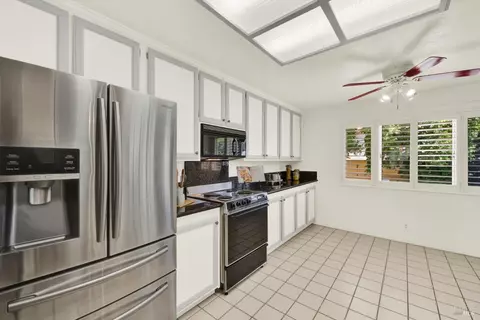 Kitchen - 601 Fox Pointe Rd, Vacaville, CA 95687 photo 10 of 13