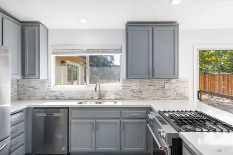 Kitchen - 989 Ventnor Ave, Windsor, CA 95492 photo 3 of 4