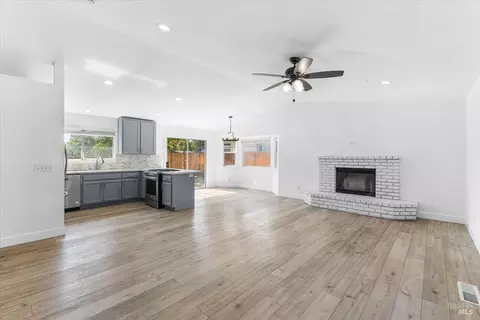 Living - 989 Ventnor Ave, Windsor, CA 95492 photo 2 of 3