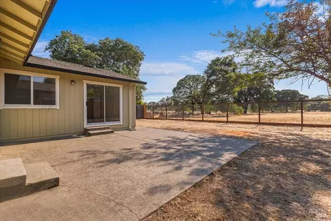 Exterior - 989 Ventnor Ave, Windsor, CA 95492 photo 4 of 5