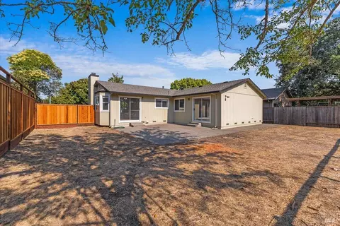 Exterior - 989 Ventnor Ave, Windsor, CA 95492 photo 2 of 5
