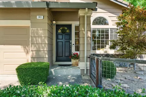 141 Flametree Cir, Windsor, CA 95492